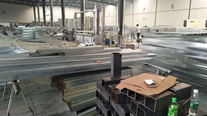 一百多臺公交站臺忙的熱火朝天