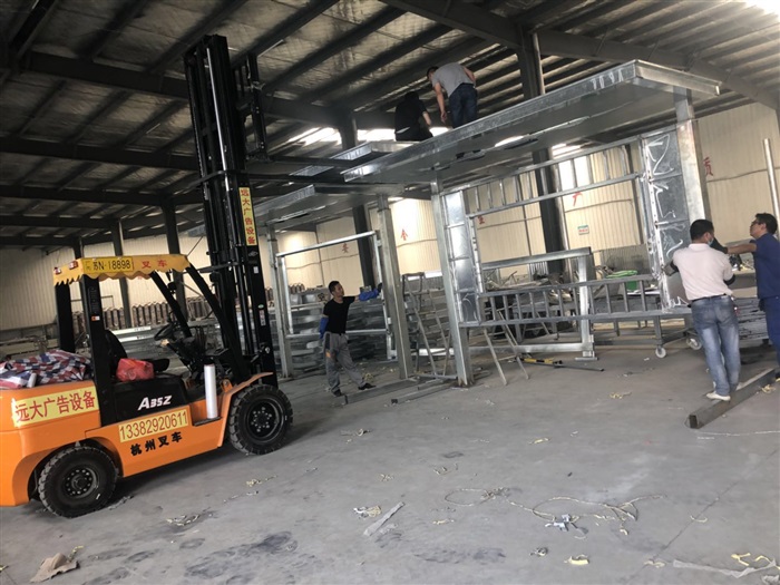 公交候車亭組裝調試中