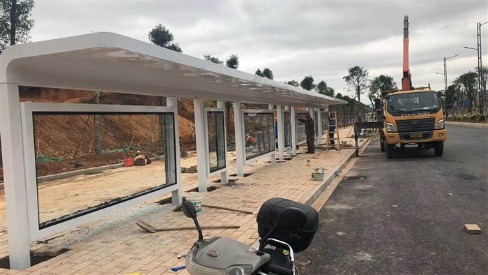 廣東17米長公交站臺安裝現場